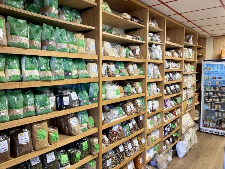 WHOLEFOOD/HEALTHFOOD STORE & THERAPY ROOMS