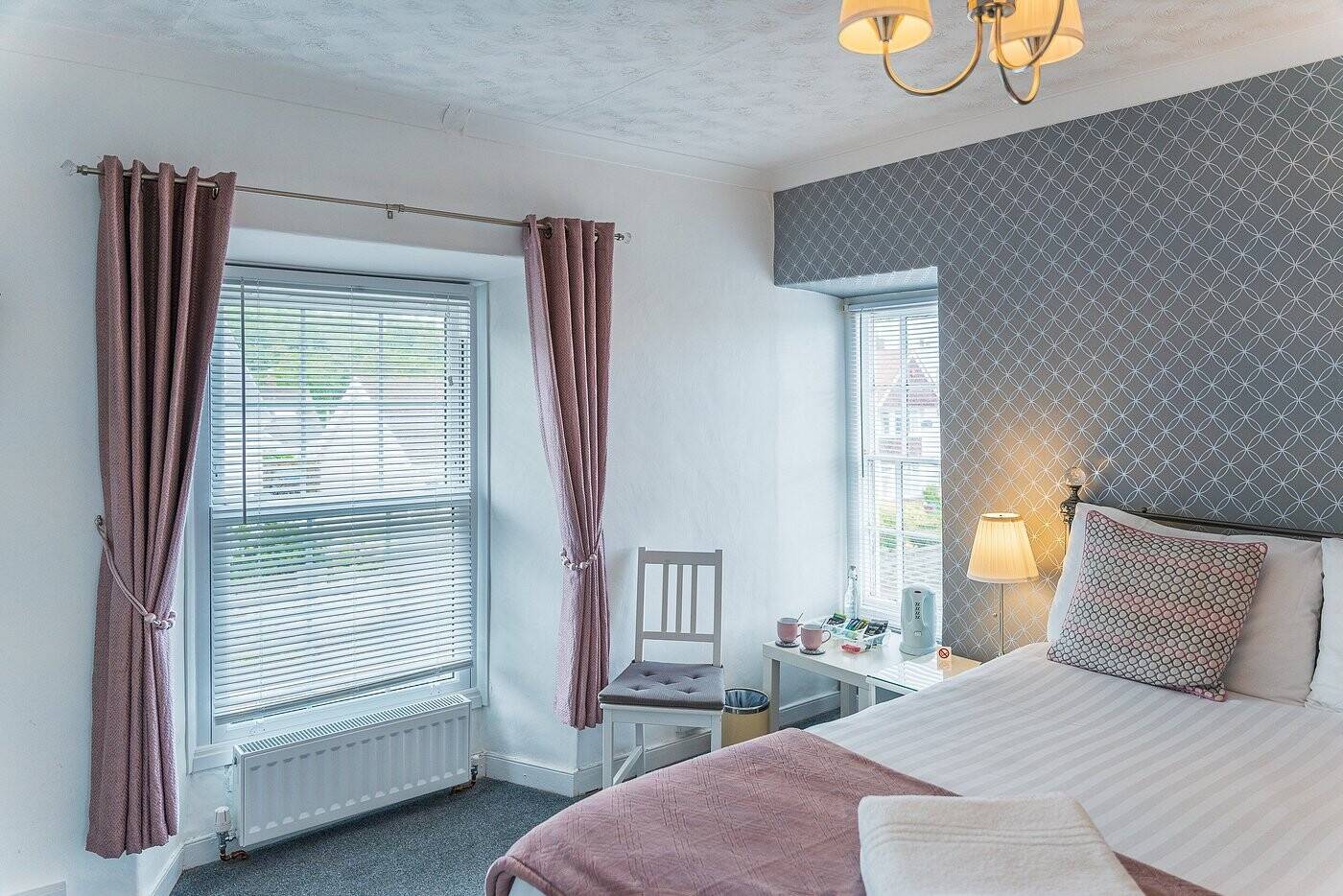 CARDIGANSHIIRE - COASTAL VILLAGE HOTEL WITH SEA VIEWS