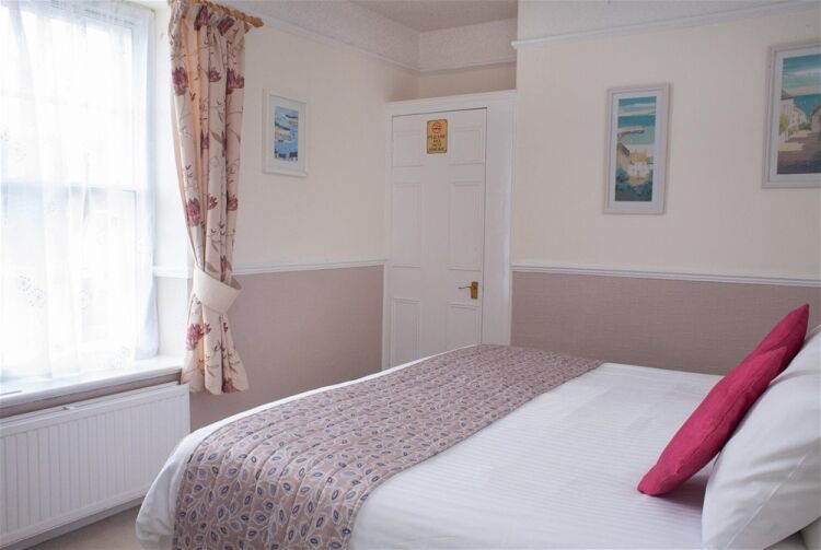 Captivating 7-Bedroom Georgian Guest House with En Suites for Sale For Sale in Minehead Photo 4