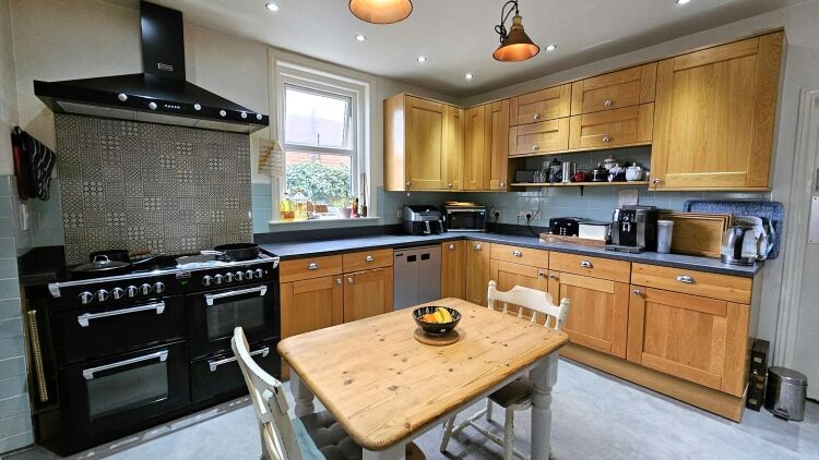 Character Home & Income B&B Ideally Located Between Shops & Seafront Photo 4