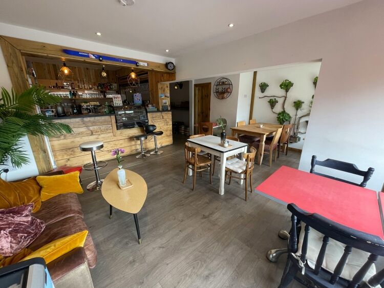 Well Presented Main Road Cafe Bar