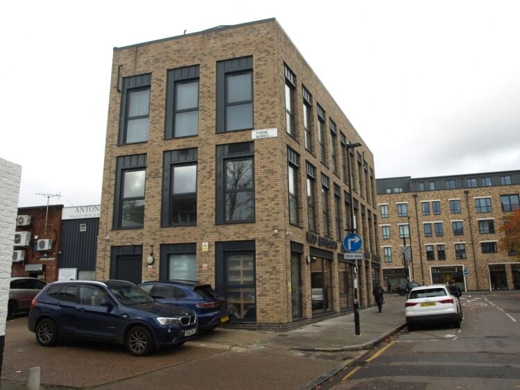 London Properties are pleased to offer to the market this beautiful Office boasts high ceilings and expansive windows in North London Photo 4