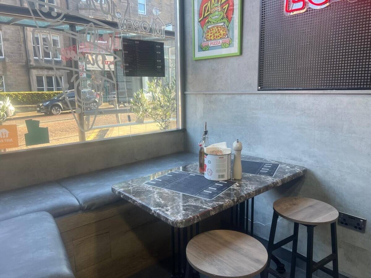 Quality Neapolitan Pizza Takeaway with some seating located in Edinburgh (ref 1781) Photo 4
