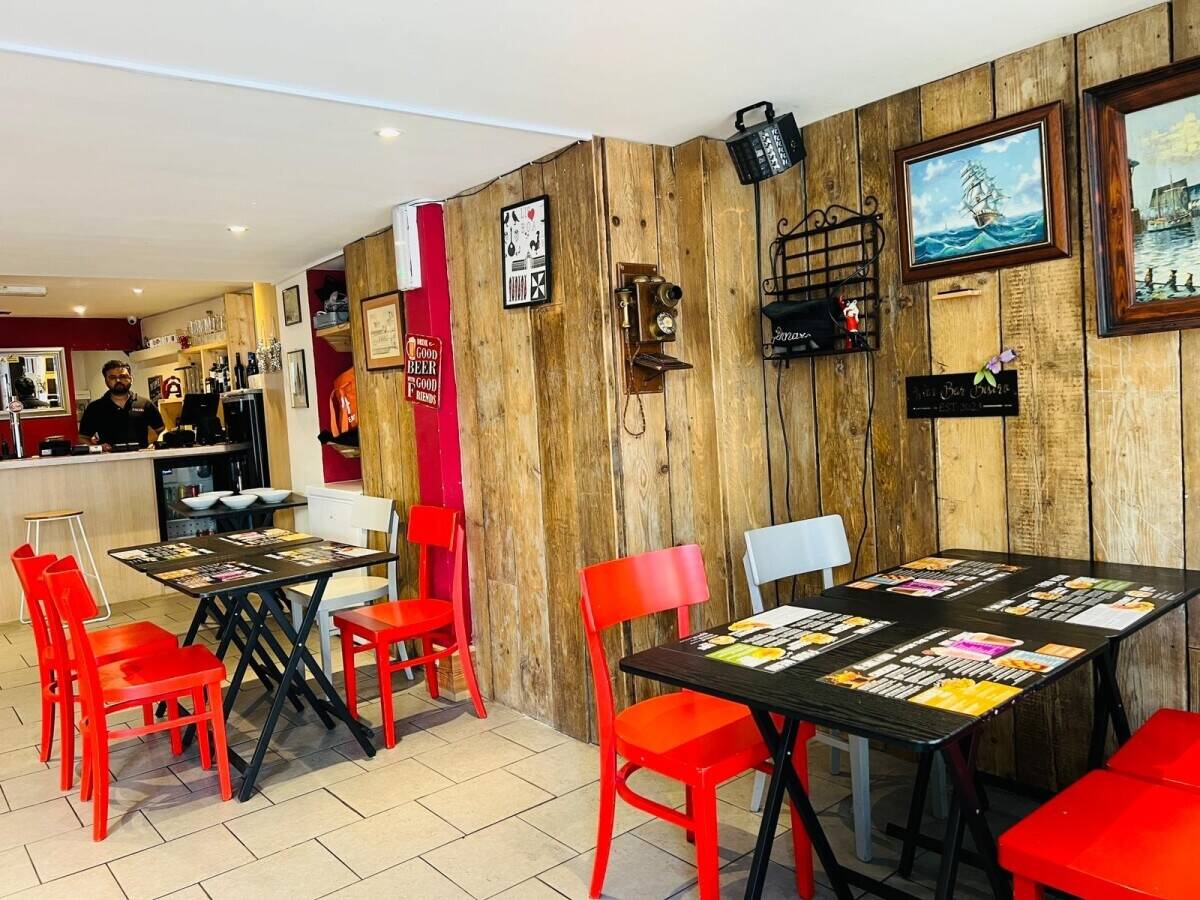 BURGER & FRIED CHICKEN SHOP WITH PUB