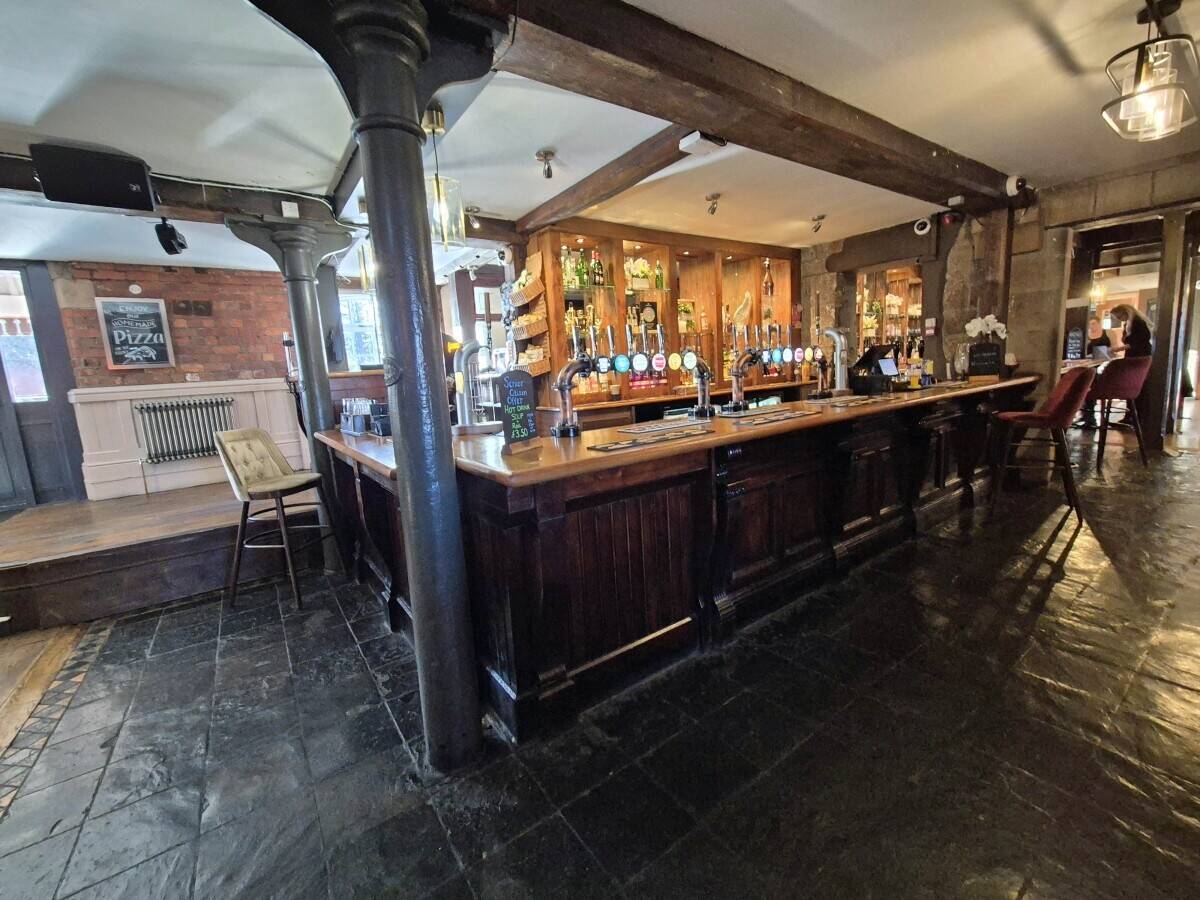 GREATER MANCHESTER - STUNNING CANAL SIDE PUBLIC HOUSE Photo 4