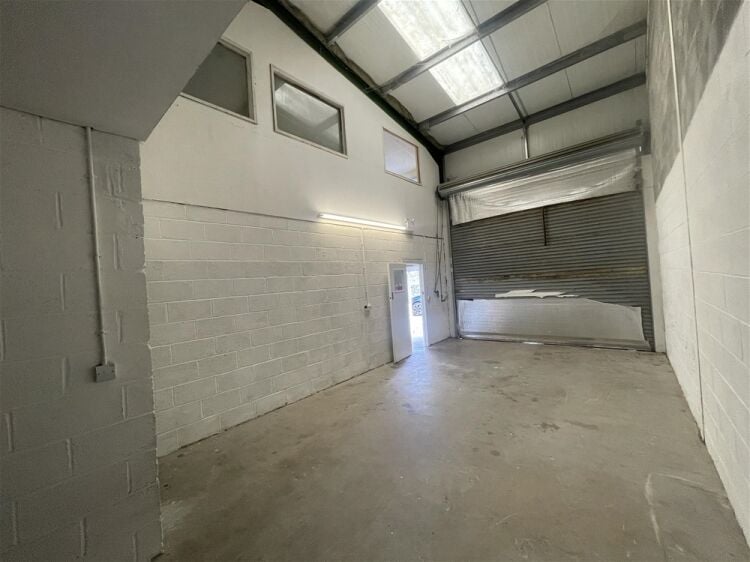 Light Industrial Unit with Mezzanine Offices For Sale in Ipplepen