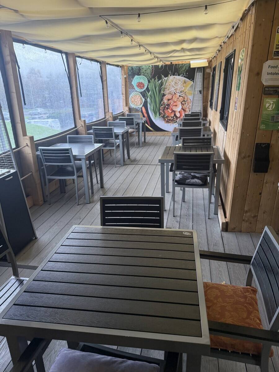 Alfresco Resturant/Takeaway in a very friendly Hub of Outlets