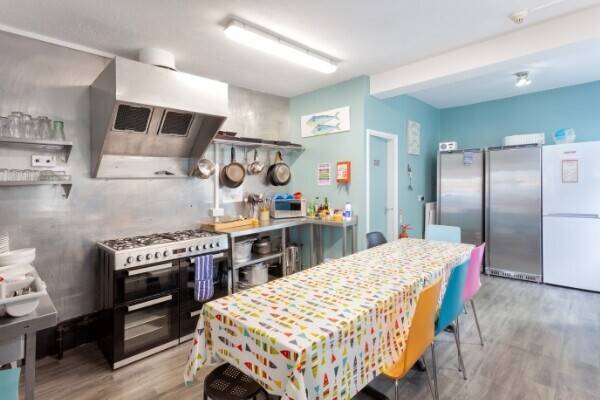 DEVON – INDEPEDENT TOWN CENTRE HOSTEL IN PICTURESQUE SEASIDE RESORT
