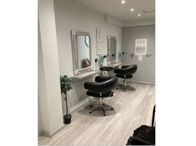 Attractive Leasehold Beauty Salon in High-Demand Area Photo 4