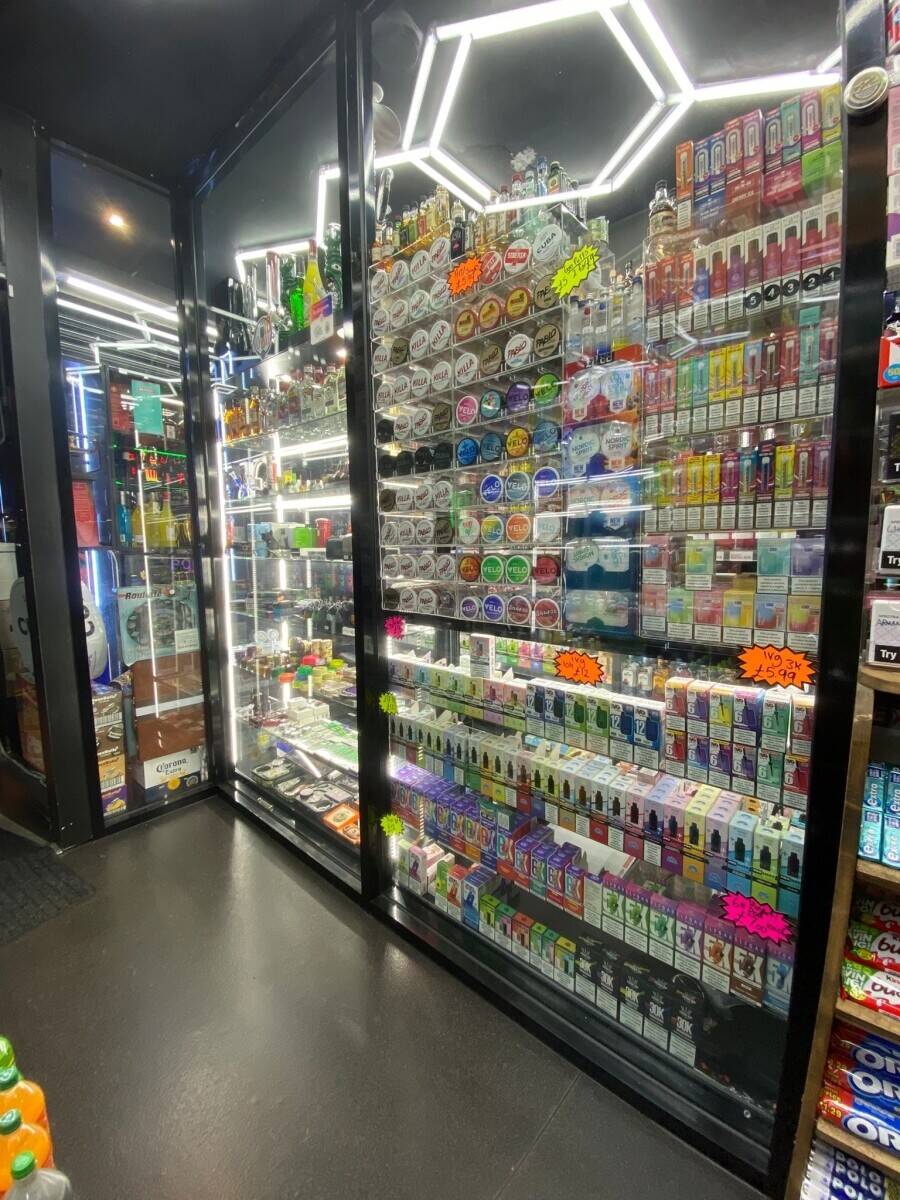 Off licence shop in Sheffield city centre Photo 4