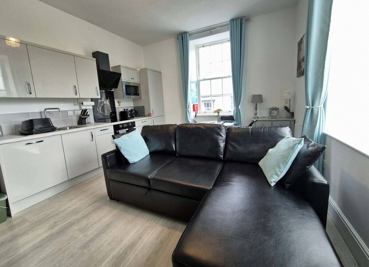 CONWY - FOUR BEAUTIFULLY APPOINTED HOLIDAY APARTMENTS ON THE EDGE OF SNOWDONIA NATIONAL PARK Photo 4