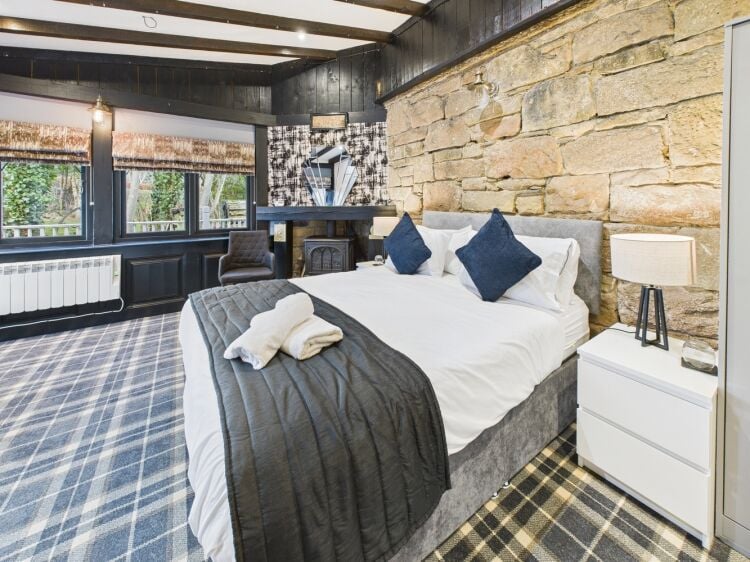 Charming roadside inn with thriving restaurant and quality rooms