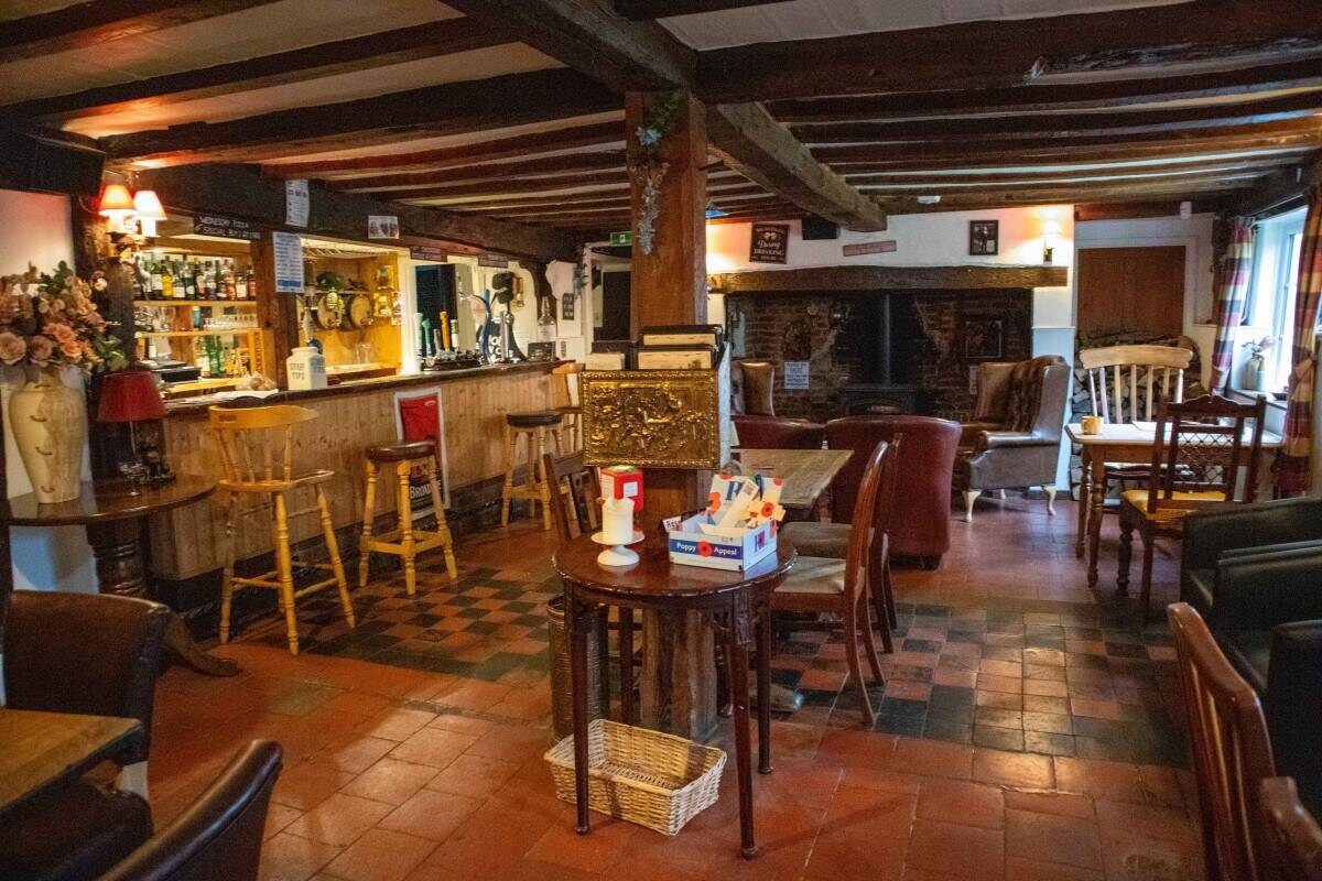 SUFFOLK - CHARMING COUNTRY RESTAURANT AND PUB