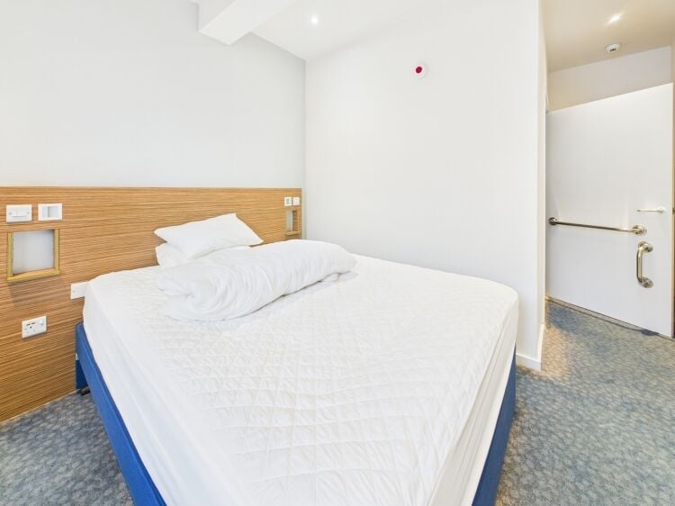 Outstanding Hotel Investment in Thriving Coastal Town Centre Photo 4
