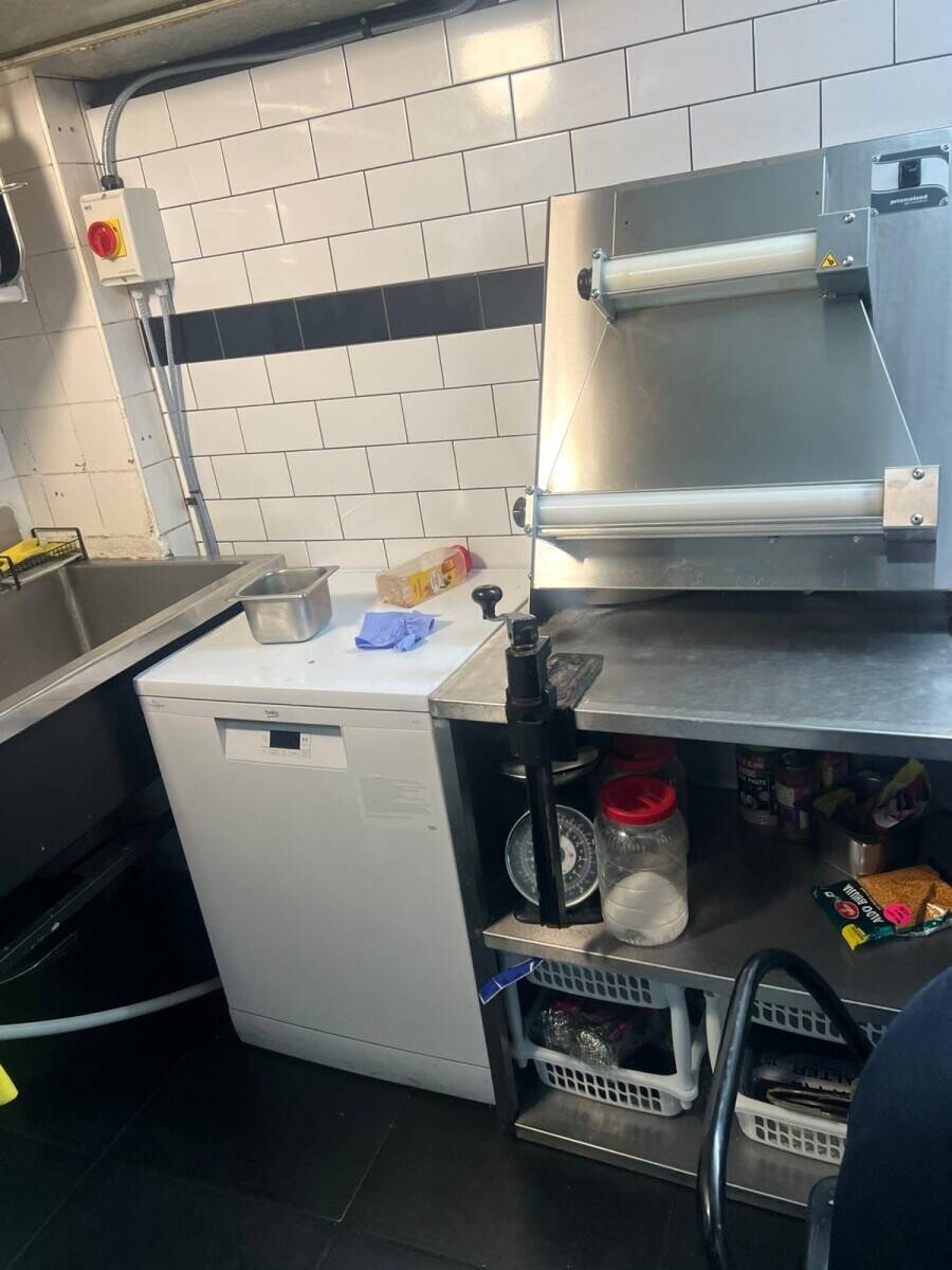 ATTRACTIVE RESTAURANT IS FOR SALE IN PRIME LOCATION IN UXBRIDGE WOTH HIGH POTENTIAL TO INCREASE SALE Photo 4