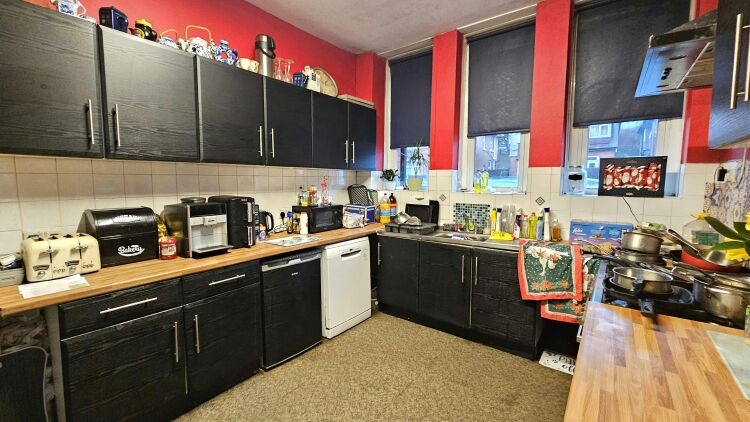 Home & Income B&B Close Travel Interchange and Business District Also Suiting HMO Use