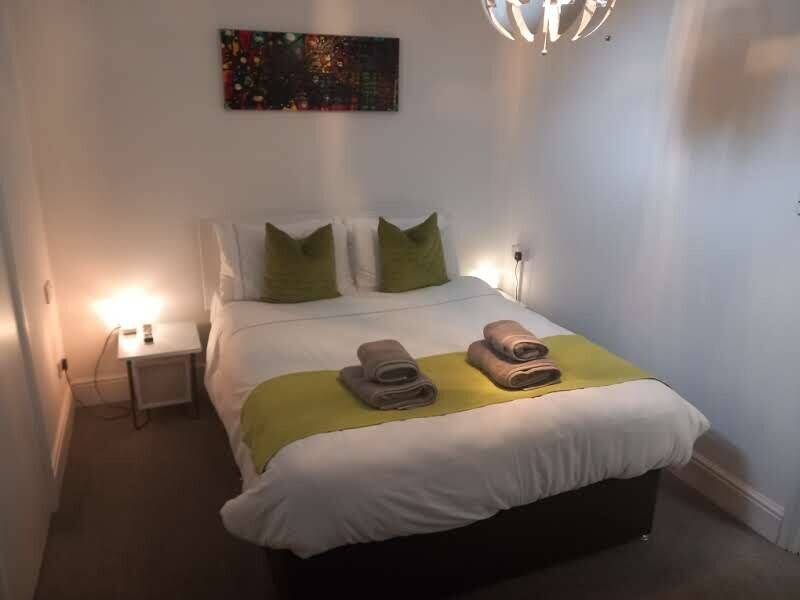 SOUTH WALES – SEVEN BEDROOM HOTEL AT THE HEART OF BUSY TOWN CENTRE WITH SCOPE TO INCREASE BUSINESS A Photo 4