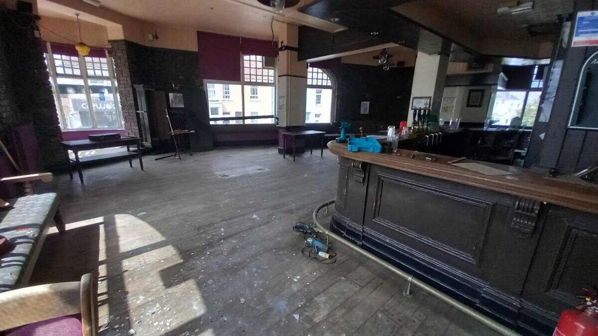 SWANSEA - DESIRABLE SUBURB PUB WITH FUNCTION ROOM