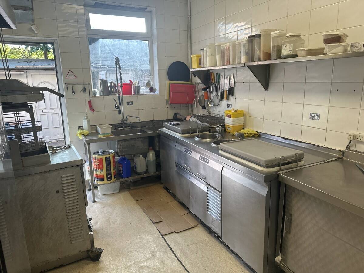 Chicken and pizza takeaway
