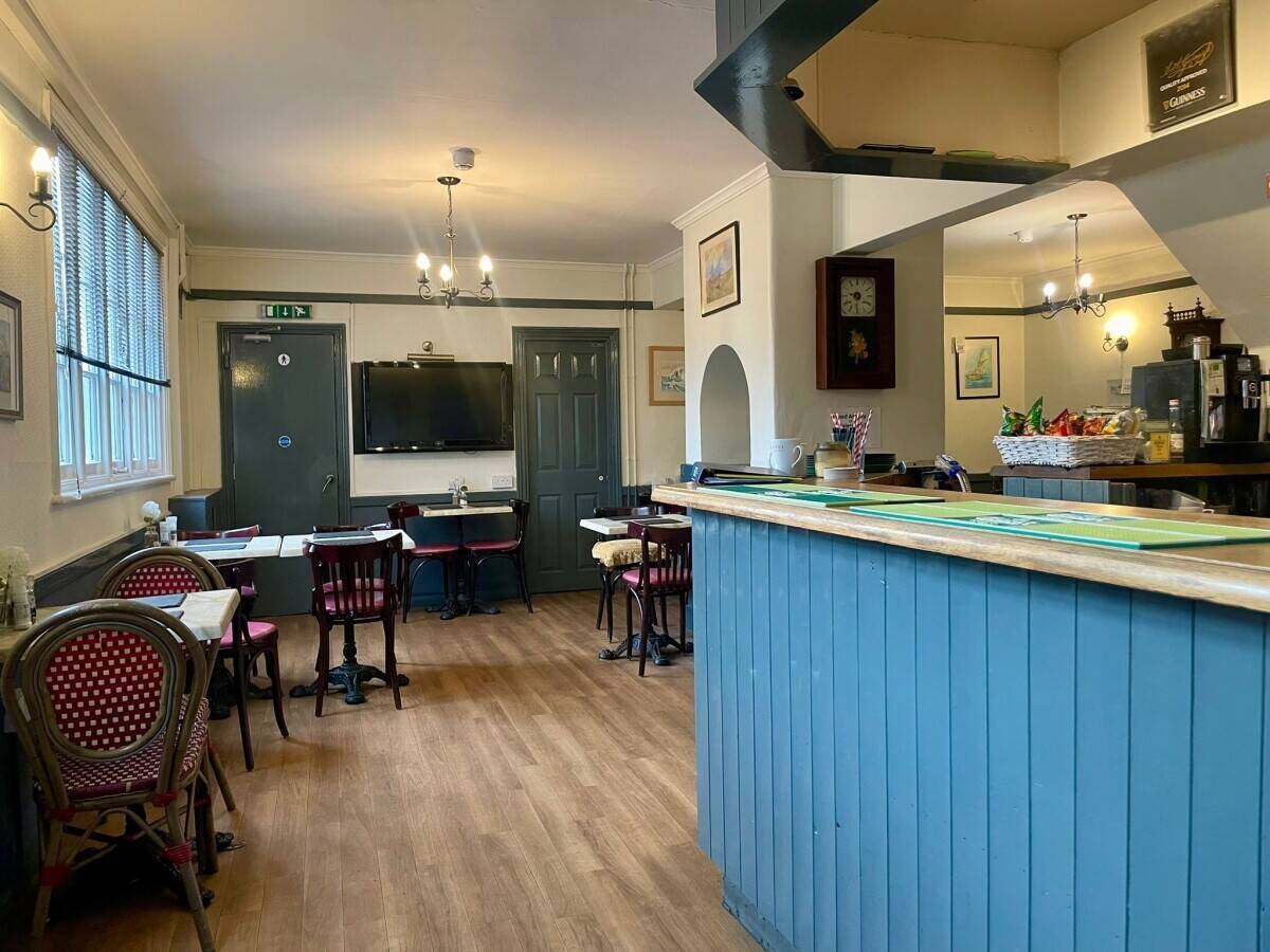 CAMBRIDGESHIRE - PUB & RESTAURANT WITH LARGE PLOT ADJACENT TO THE RIVER SNAIL