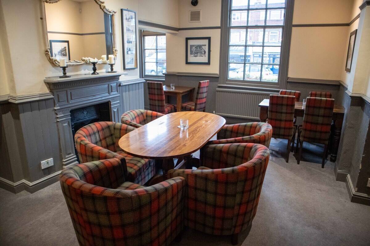 WEST WICKHAM, LONDON - SIZEABLE HIGH STREET PUB AND EATERY Photo 4