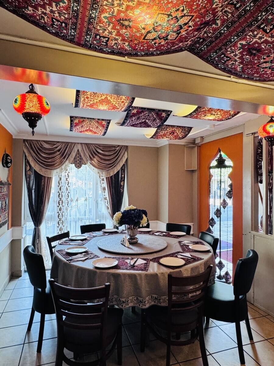 Charming Restaurant for Sale: Prime Location in Cambridge , Just Walk Distance From Cambridge Train Station Photo 4