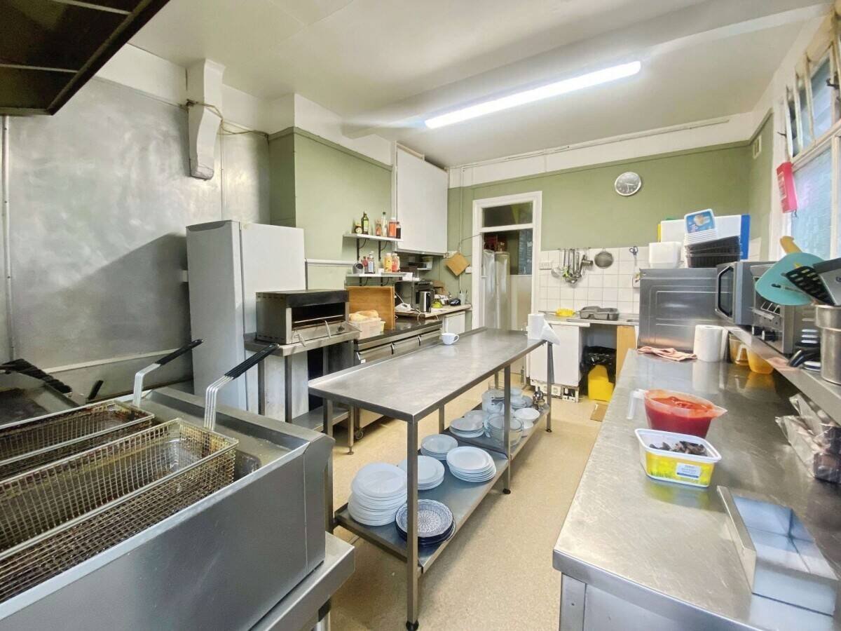 LONG ESTABLISHED CAFE + 2 BED FLAT - LONDON ROAD, LEIGH ON SEA - £69,995 LEASEHOLD