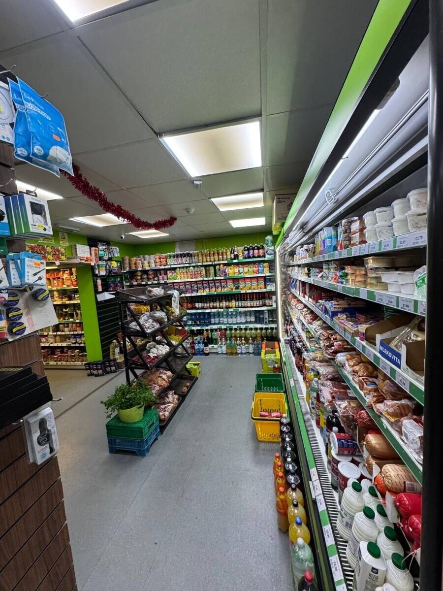 Convenient store off licence in a busy corner in Wakefield Photo 3