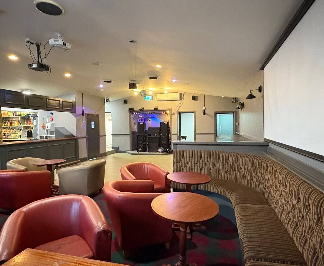 DERBYSHIRE - WET-LED RESIDENTIAL PUB WITH THREE LETTING BEDROOMS Photo 4