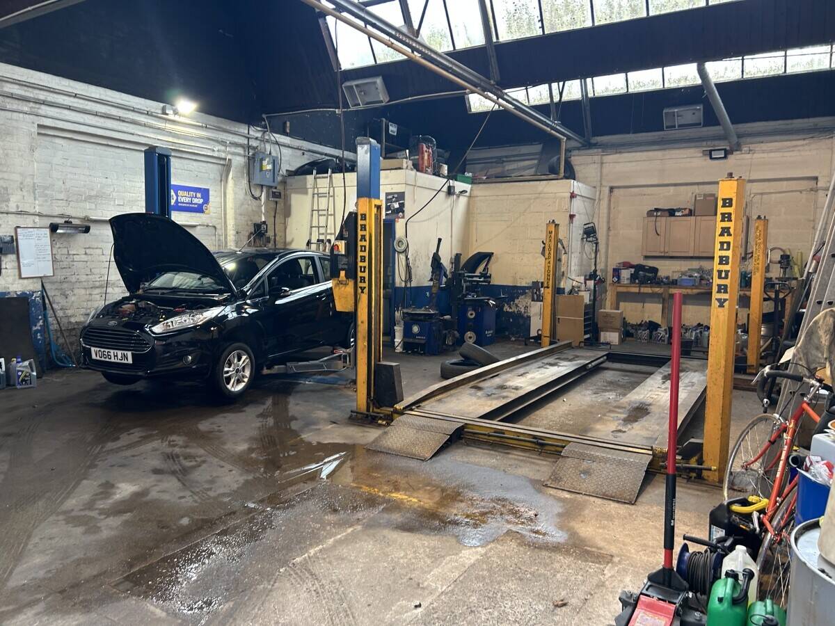 Car sales forecourt & showroom Photo 4