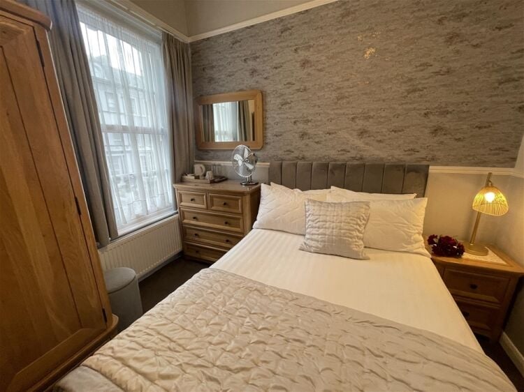 Established and Highly Profitable 7-Bed Guest House For Sale in Torquay Photo 4