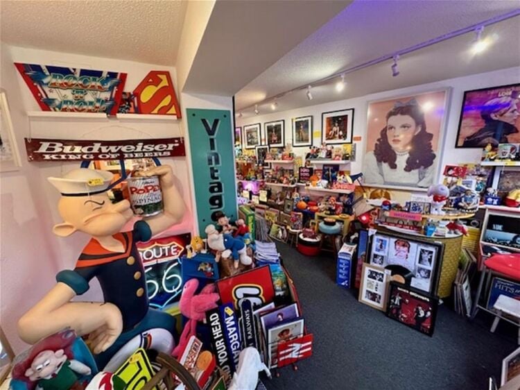 LEASEHOLD VINTAGE POP/RETRO GIFT/CURIO SHOP - DEAL. KENT Photo 4