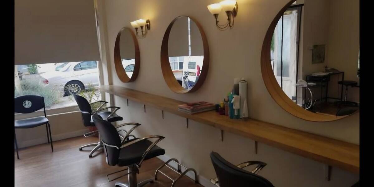 FOR SALE: PREMIUM HAIRDRESSING SALON &ndash; PRIME LOCATION NEAR BERRYLANDS STATION