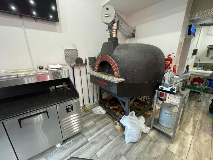 Superbly Presented Freehold Pizza Takeaway
