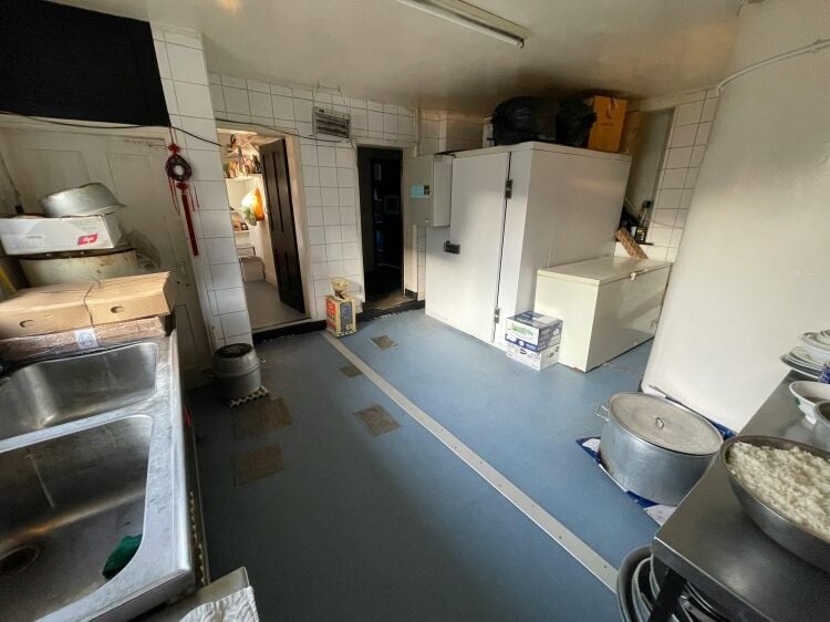Takeaway & 4 Bedroom Accommodation
