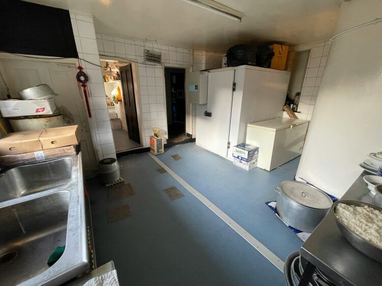 Takeaway & 4 Bedroom Accommodation Photo 4