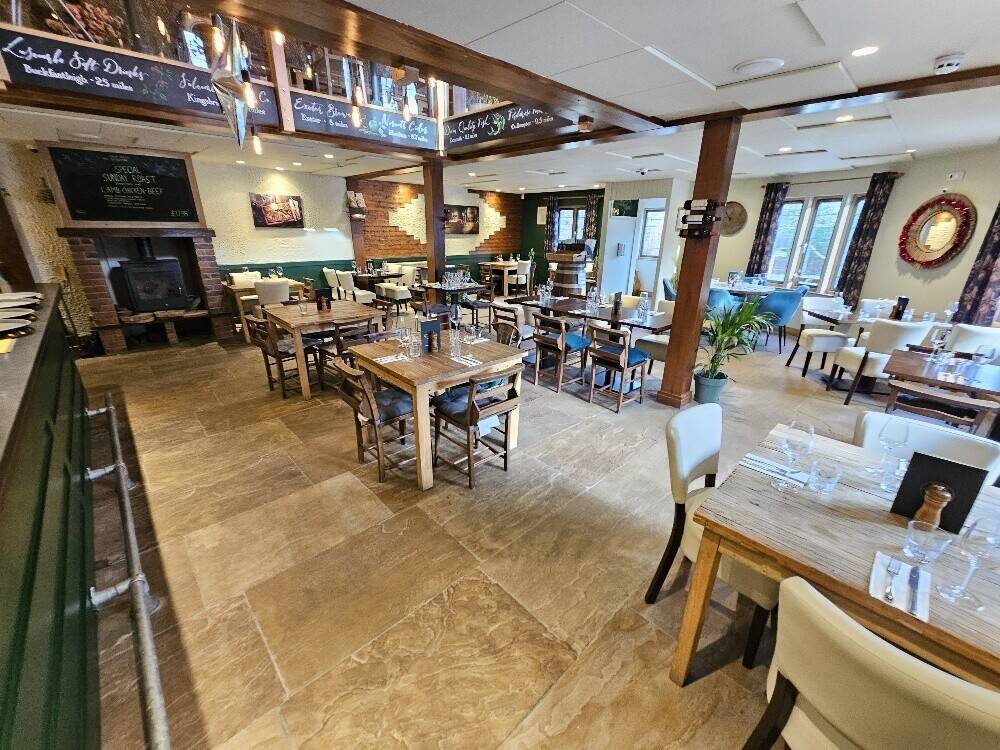 Stunning East Devon Village Free Of Tie Pub & Restaurant With 2 Bedroom Apartment. Sales Of £400,000