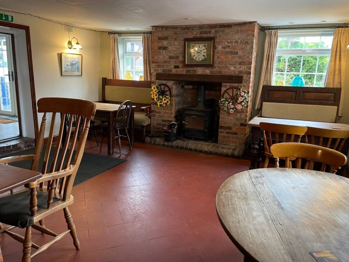 LINCOLNSHIRE - PUB AND RESTAURANT WITH SEPARATE DETACHED HOLIDAY LET Photo 4