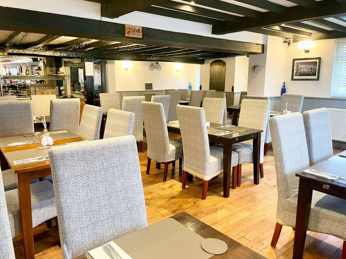 LINCOLNSHIRE - PUB AND RESTAURANT WITH 3 EN SUITE BEDROOMS AND LARGE CAR PARK