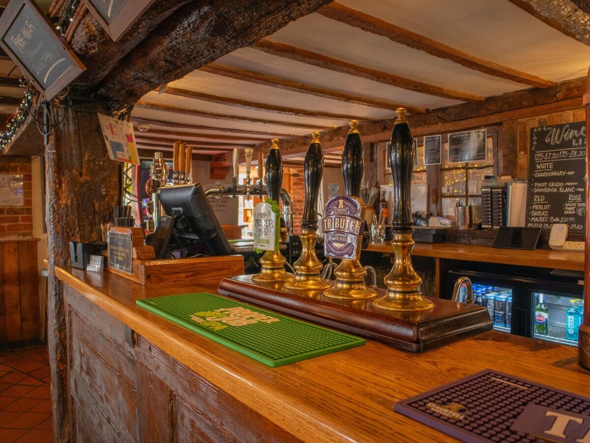 HAMPSHIRE - WELL REGARDED AND LUCRACTIVE PUBLIC HOUSE IN SOUTHAMPTON Photo 4