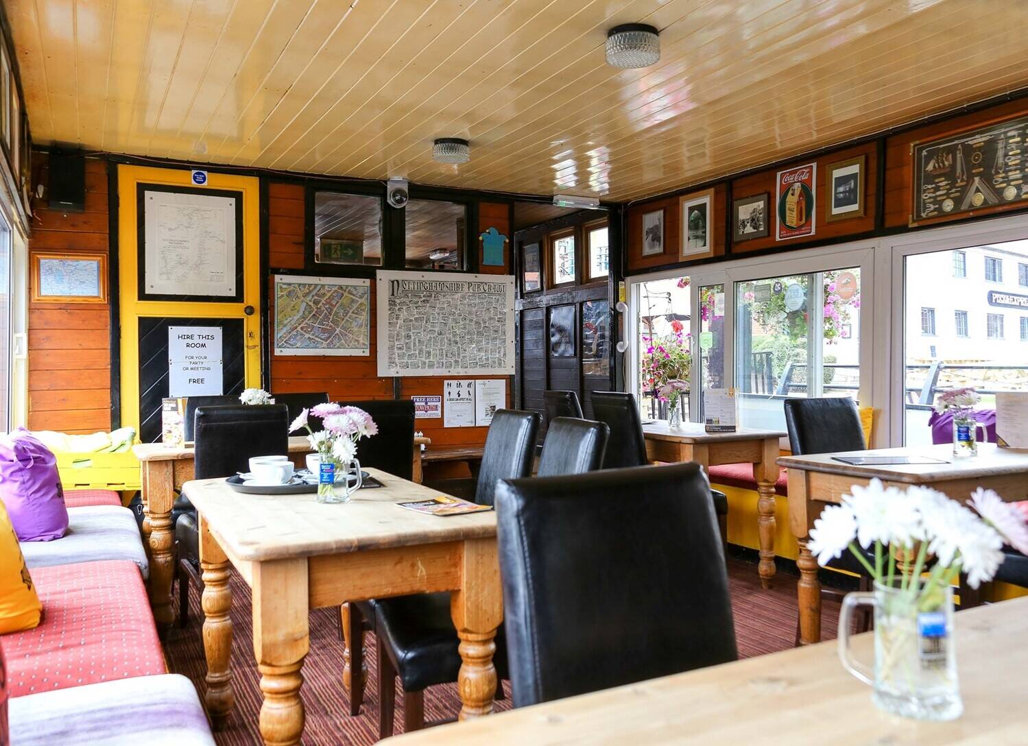 NOTTINGHAMSHIRE - RIVER TRENT CANAL BOAT PUB ADJACENT TO NEWARK CASTLE