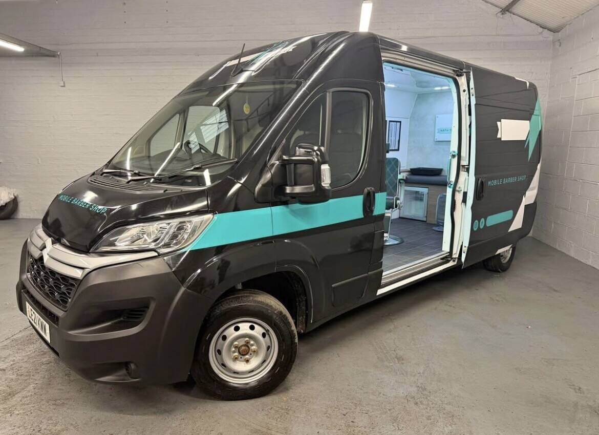 Mobile barber van Photo 4