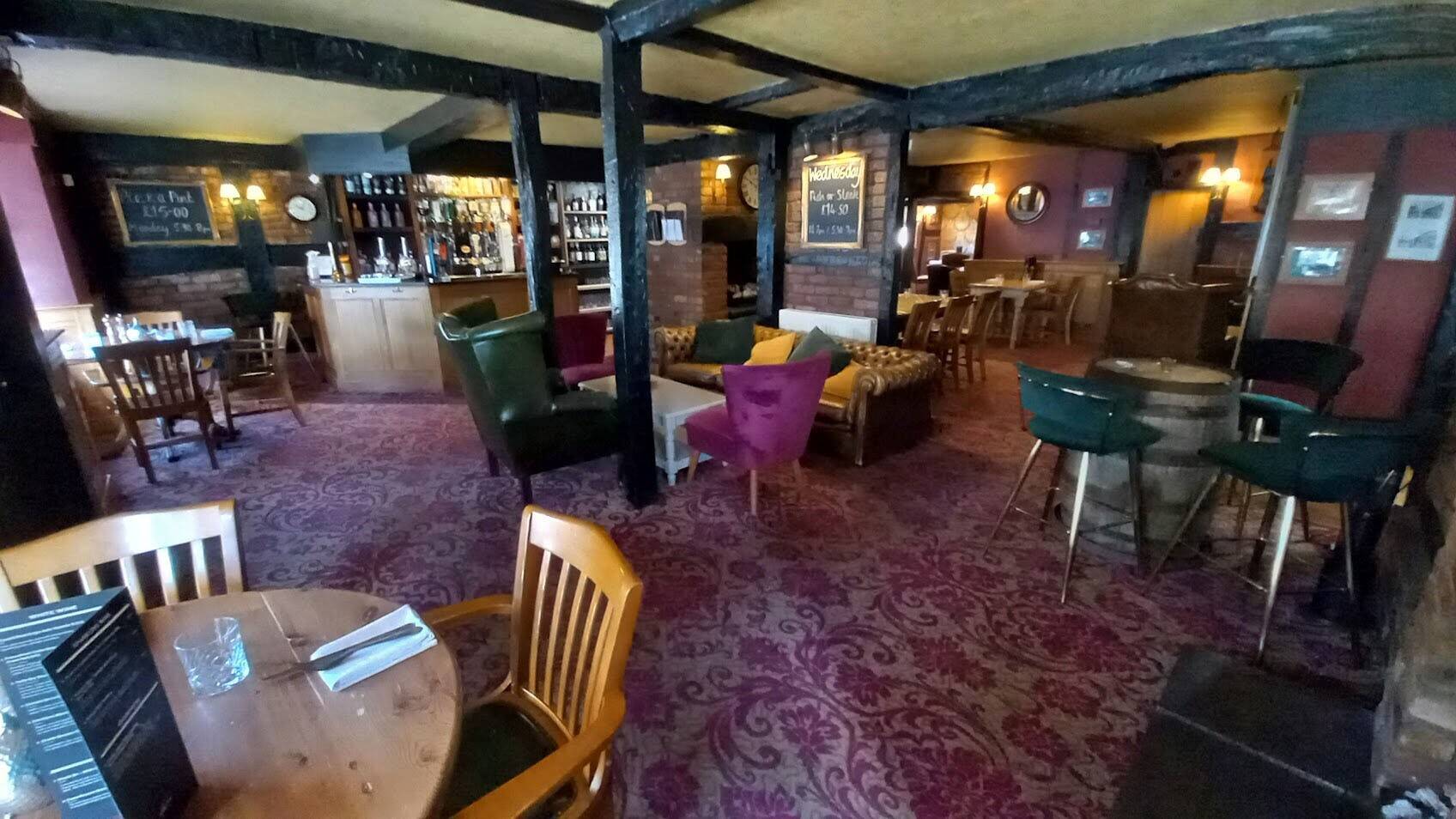 HEREFORDSHIRE – 17TH CENTURY BLACK AND WHITE VILLAGE INN Photo 4