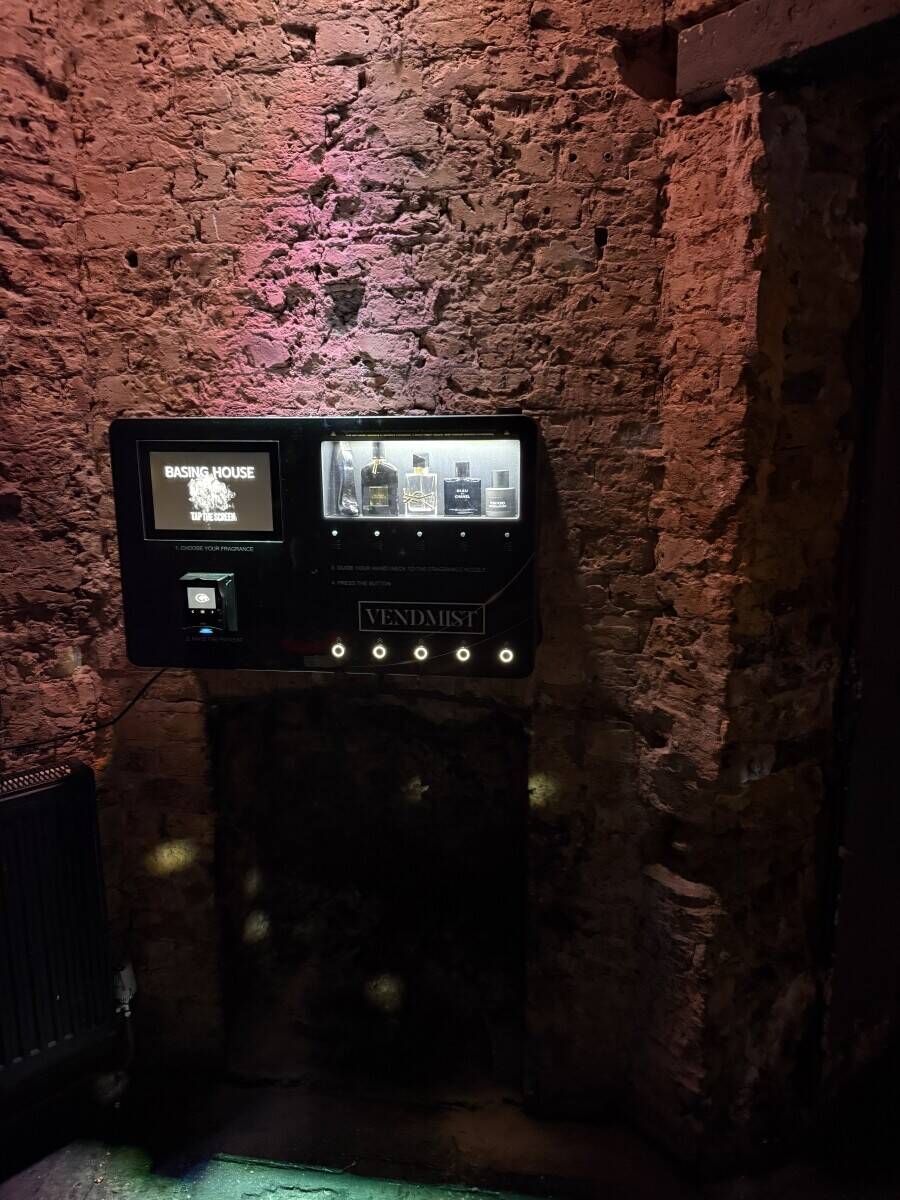 Perfume vending machine Photo 4