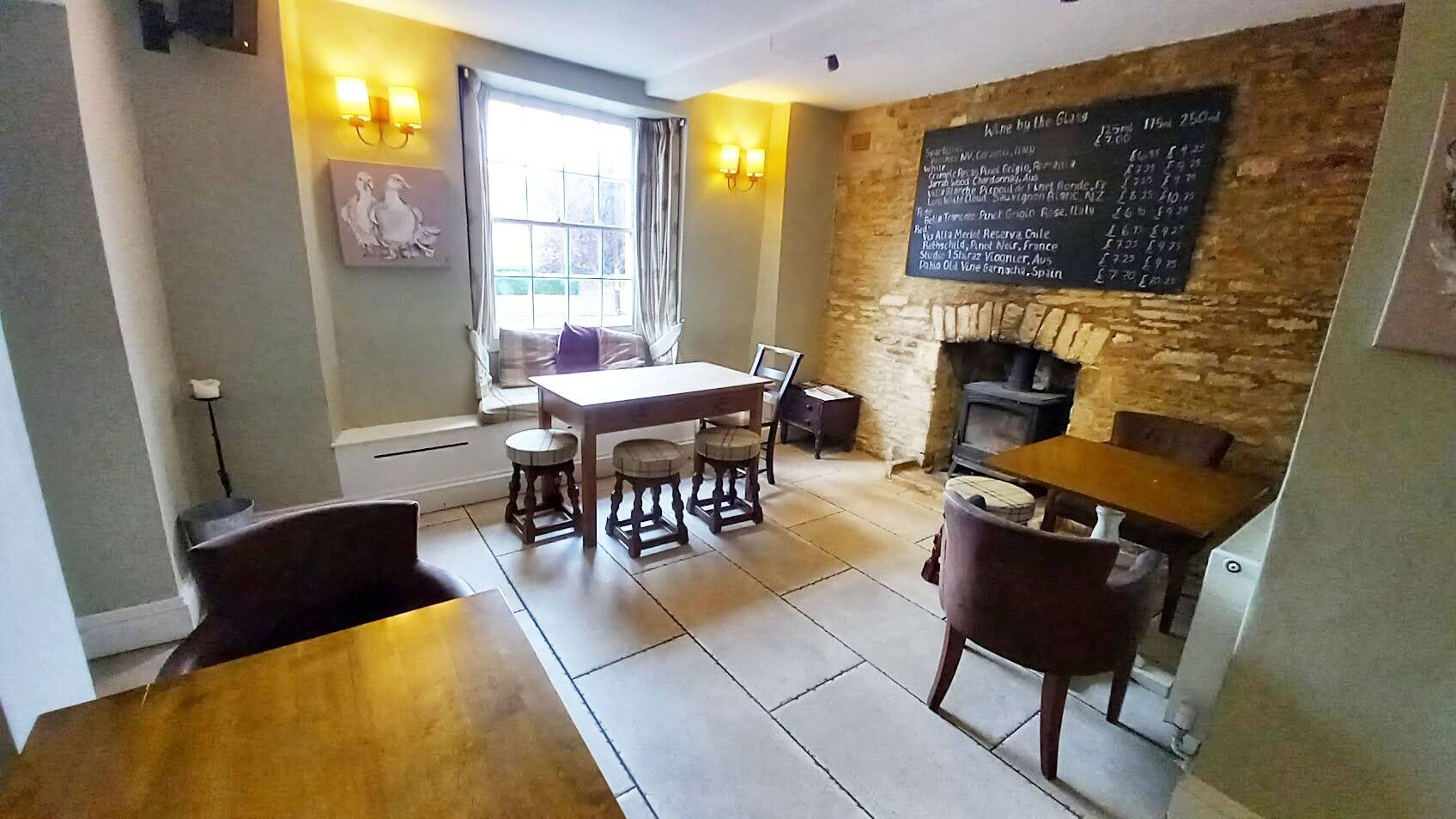 NORTHEAST COTSWOLDS (NEAR CIRENCESTER) - VILLAGE PUB & RESTAURANT