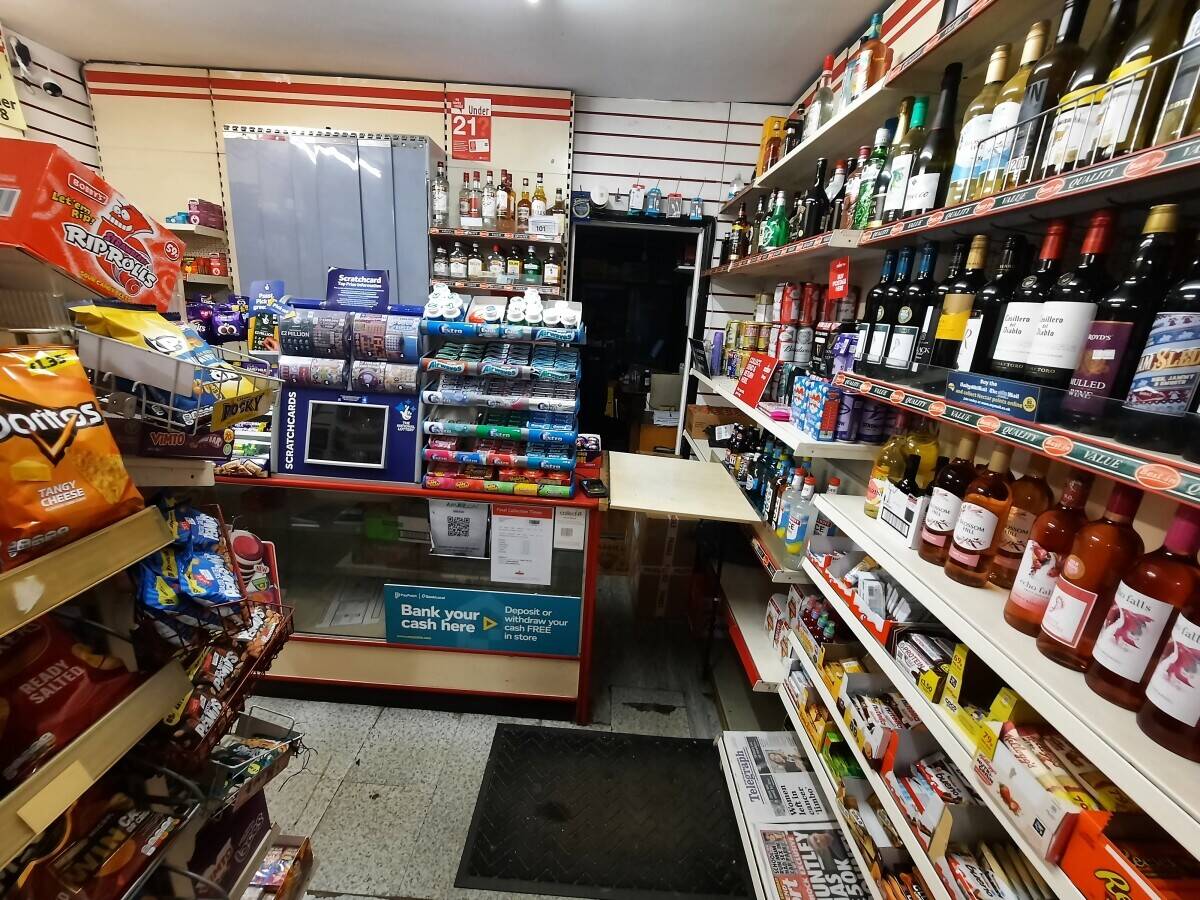 A off licence shop with 2 bedrooms flat for sale in kettering, Northamptonshire