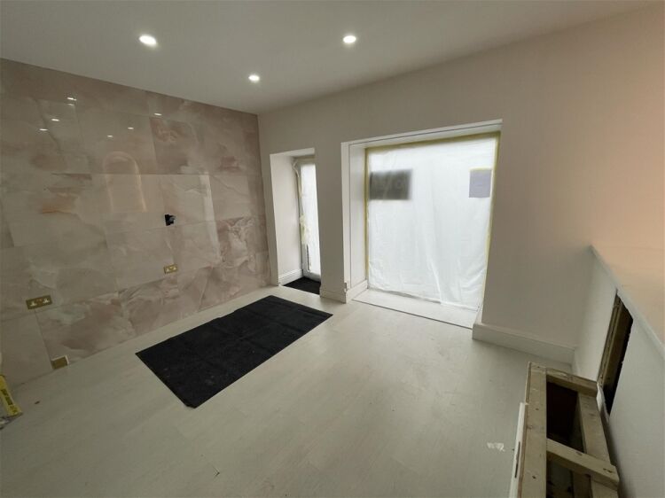Town Centre retail premises to let For Sale in Newton Abbot Photo 4