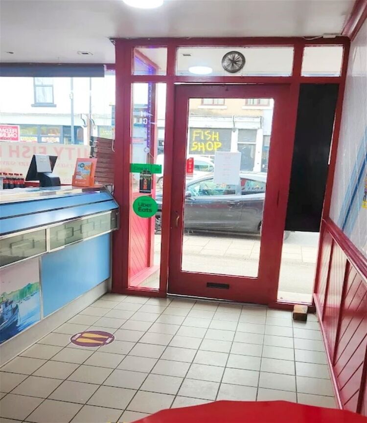 Freehold fish & chip shop with flat, central Gainsborough Photo 4