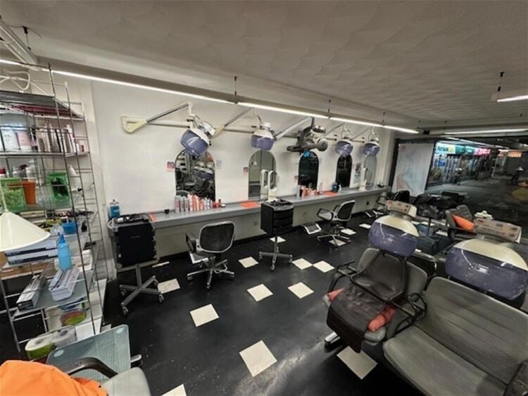 LEASEHOLD HAIR/BEAUTY & NAIL SALON Photo 4