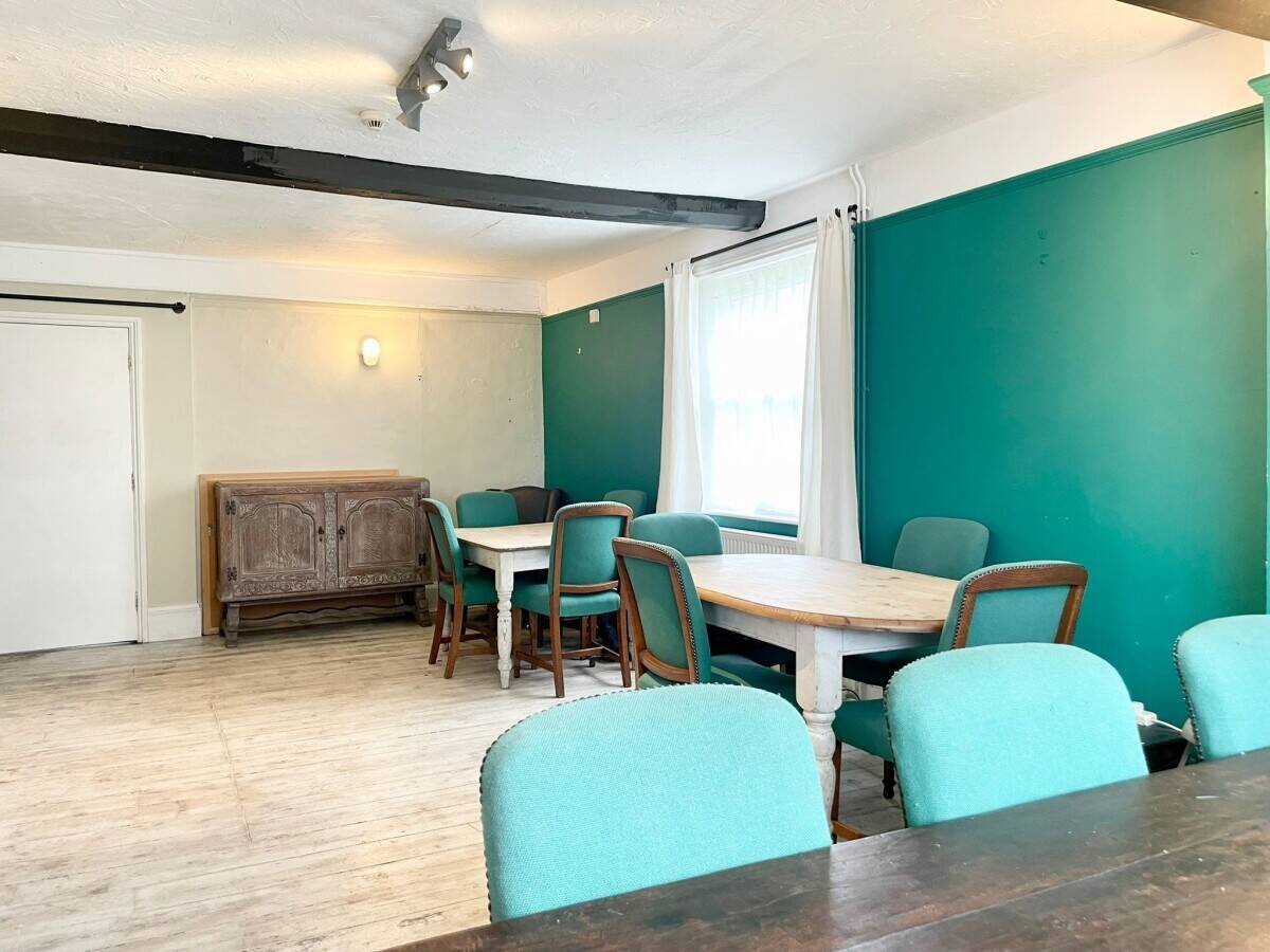 SUFFOLK - THREE BEDROOM PUBLIC HOUSE ON LARGE PLOT